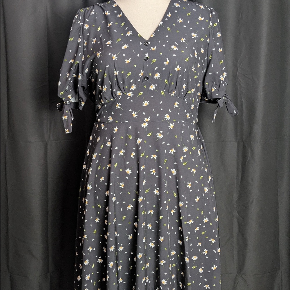 Belle Poque Daisy Puffed Short Sleeved Sweetheart Neck Midi Dress in Charcoal